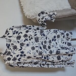Ann Taylor Women's Floral print blouse Blue and white Size M